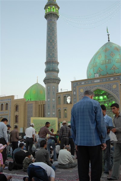 نماز در کنار مسجد جمکران
